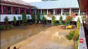 VIDEO: Banjir Rendam Kelas, Sekolah di Padang Diliburkan