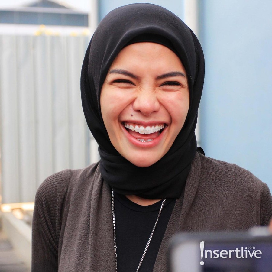 Nikita Mirzani Meski dibanjiri hujatan, lima artis berikut ini santai dengan keputusannya melepas hijab.