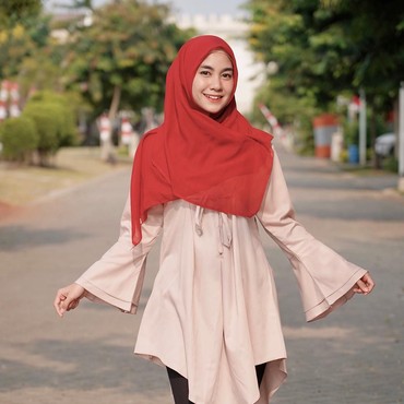 Gaya Berbusana Anisa Rahma Yang Bikin Hati Adem
