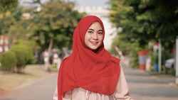 Gaya Berbusana Anisa Rahma Yang Bikin Hati Adem