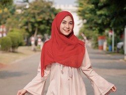 Gaya Berbusana Anisa Rahma Yang Bikin Hati Adem