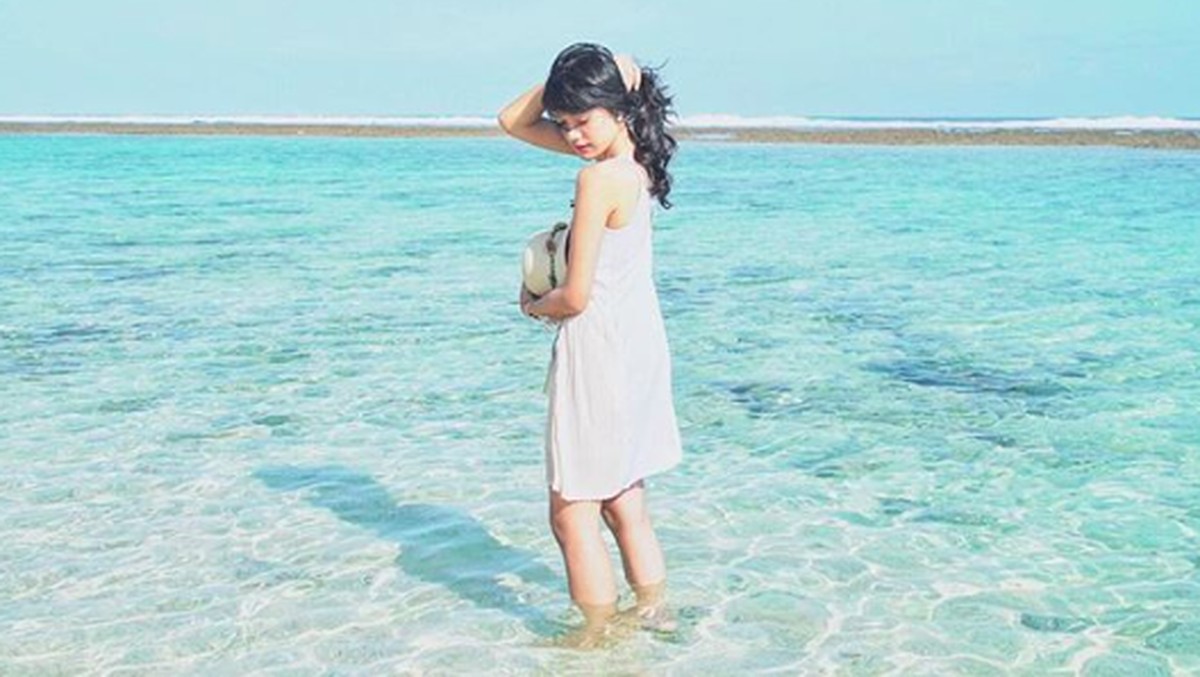 Usai resmi dinikahi komedian sekaligus sutradara dan youtuber&comma; Raditya Dika&comma; pada Mei lalu&comma; Annisa Aziza kini habiskan waktu berlibur di Bali&period;