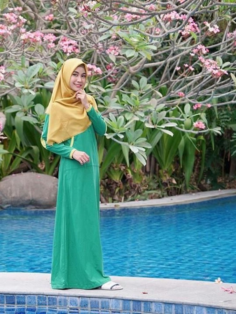 Gaya Berbusana Anisa Rahma Yang Bikin Hati Adem Mantan personel Cherrybelle, Anisa Rahma, memutuskan untuk mengenakan hijab sejak 2016 lalu. Meski sudah berhijab, Anisa masih bisa tampil cantik dan modis.