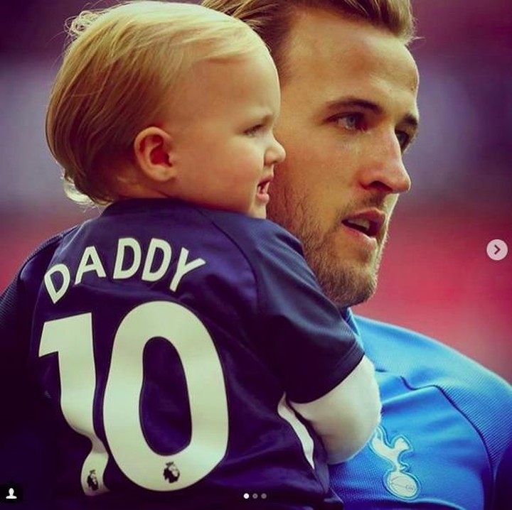 <p>Kenapa nangis, Nak? Cup-cup ya. Daddy Harry Kane siap menghibur. (Foto: Instagram @spursofficial)</p>
