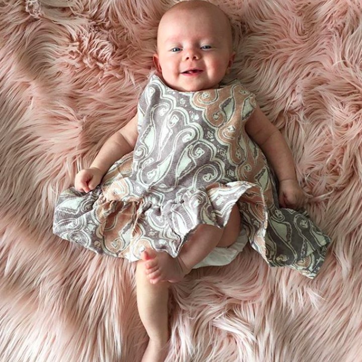<p>Saat 17-an nih, Bun. Senyum mengembang di wajah si kecil Alaia yang pakai dress batik. Cinta Indonesa ya, Nak. (Foto: Instagram/ @lamamatropicana)  </p>