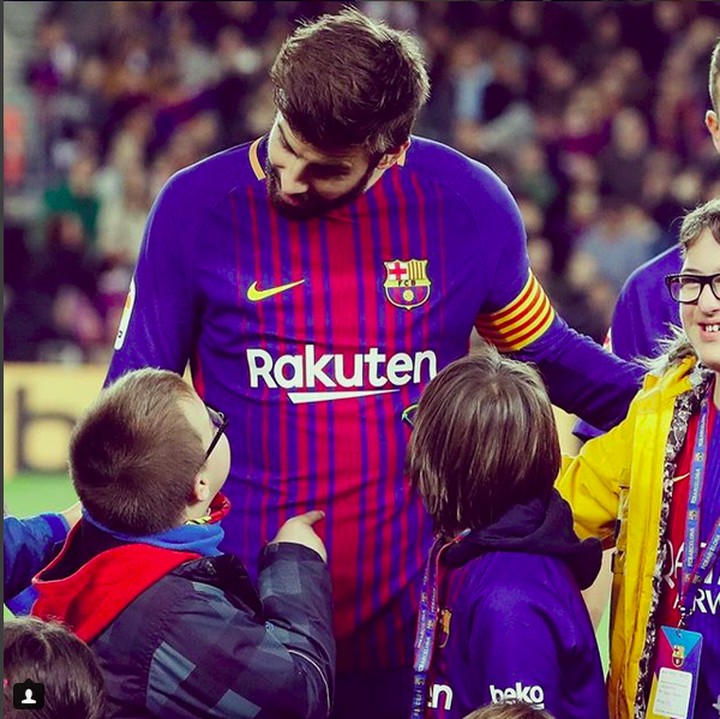 <p>Sepertinya perbincangan pemain Barcelona dengan seorang ini serius banget. (Foto: Instagram @fcbarcelona)<br /><br /></p>