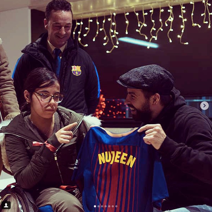 <p>Ini baju dari Om Messi untuk seorang anak. Senyumnya mana nih? (Foto: Instagram @fcbarcelona)<br /><br /></p>