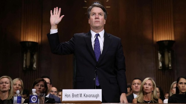 Calon hakim Mahakamah Agung pilihan Presiden Donald Trump, Brett Kavanaugh, dikabarkan berhenti mengajar di Harvard setelah terjerat kasus pelecehan seksual.