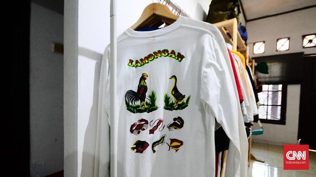 Desain ikonis spanduk pecel Lamongan ternyata bukan hanya menarik minat para pembeli di malam hari, tetapi juga desainer lini busana.