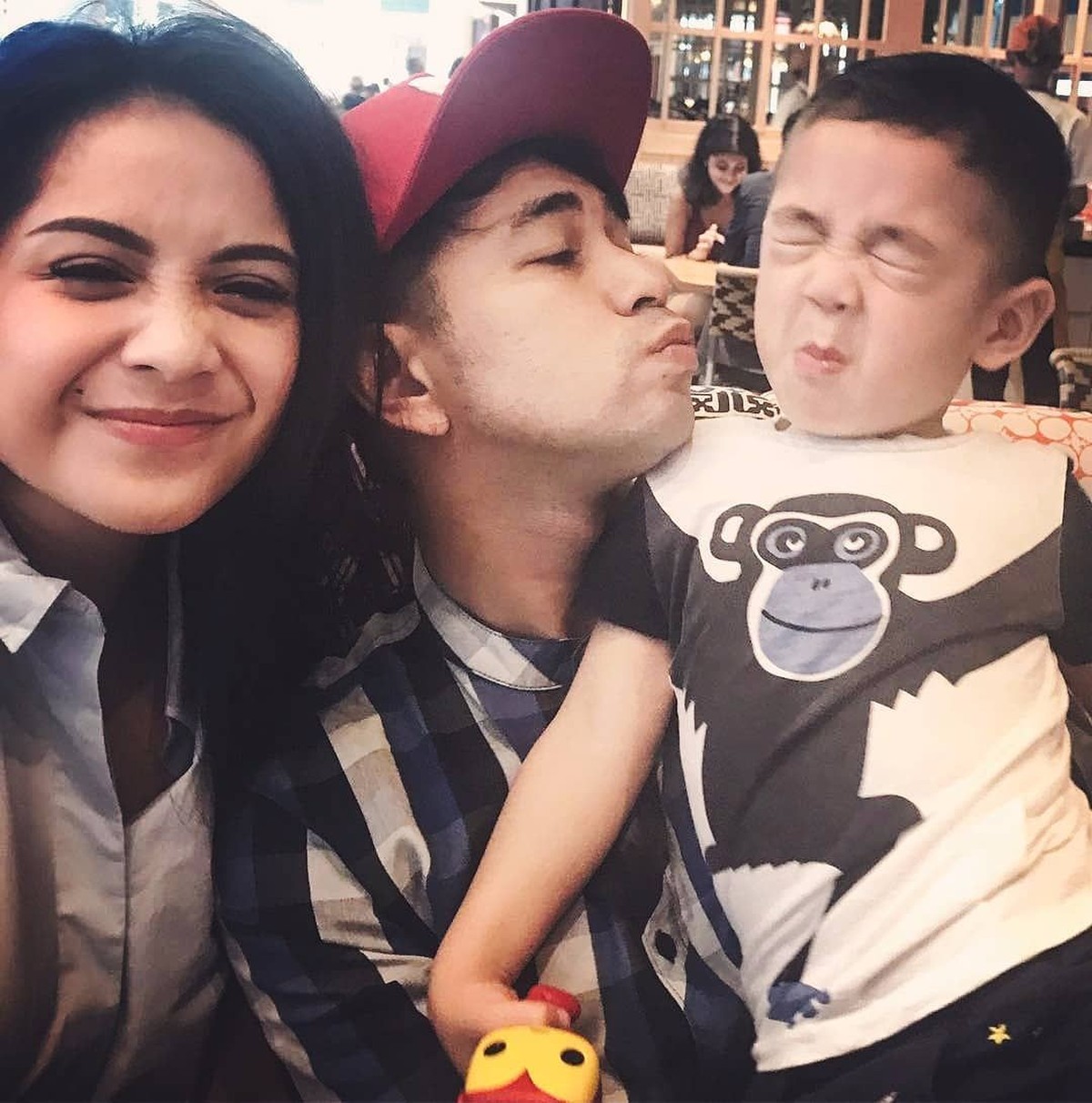 Bisnis online tengah merajai perbelanjaan zaman sekarang&period; Keuntungan yang besar&comma; membuat beberapa artis tak mau ketinggalan meramaikan dunia bisnis online&period;