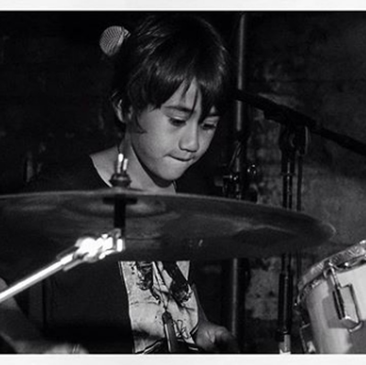 <p>Bisa dilihat dari foto ini, Bun. Ketertarikan Dylan pada musik sama besarnya dengan sang ayah. Buah memang tidak jauh dari pohonnya ya, Bun. (Foto: Instagram @angelaisdee)</p>