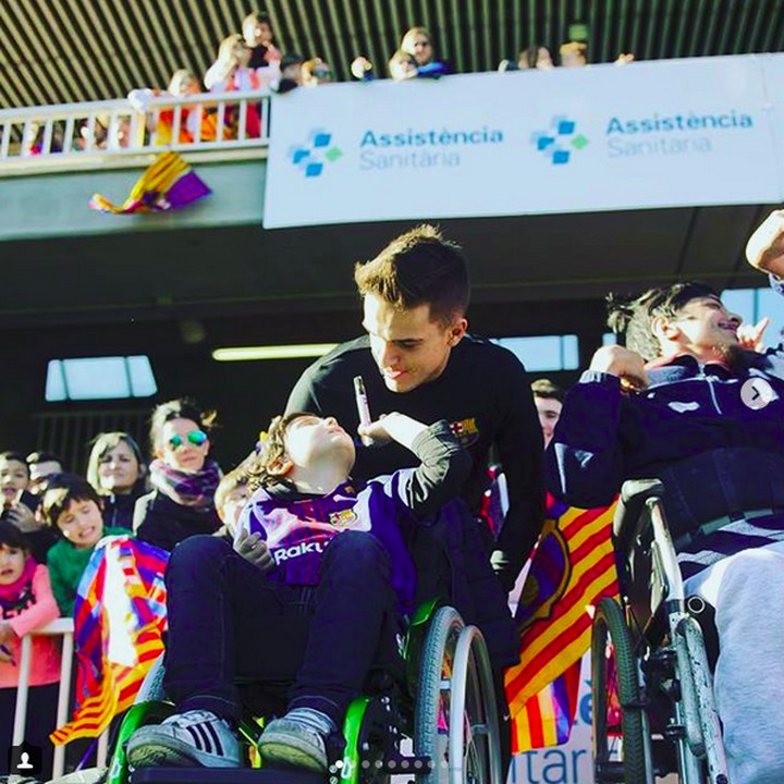 <p>"Om minta tanda tangannya dong," ucap seorang anak pada pemain Barcelona ini. (Foto: Instagram @fcbarcelona)<br /><br /></p>