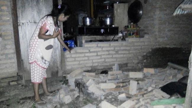 Menara Bandara Palu Roboh Akibat Gempa, Kota Lumpuh Menara Bandara Palu roboh akibat gempa berkekuatan magnitudo 7,4 dan menyebabkan pusat kota lumpuh akibat jaringan listrik dan komunikasi putus.