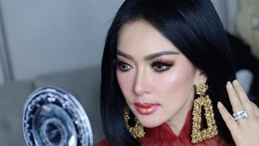 Syahrini disebut mirip Titiek Puspa saat melakukan syuting tanya jawab.