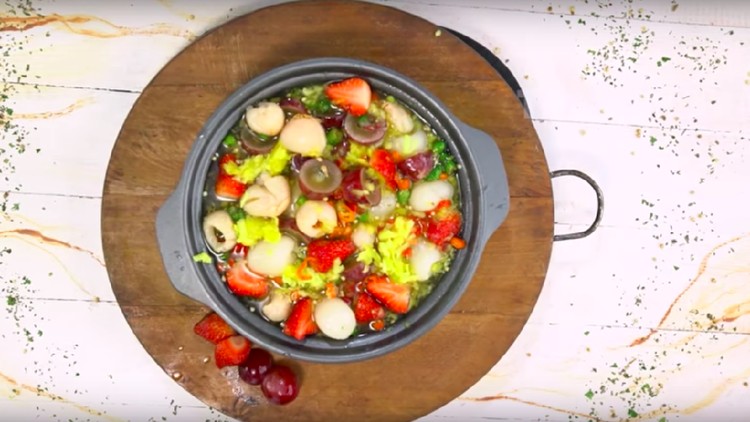 Resep Asinan Buah Hits, Tampilannya Bikin Mulut Berair Resep asinan buah berikut kami jamin akan jadi primadona di arisan keluarga Bunda.