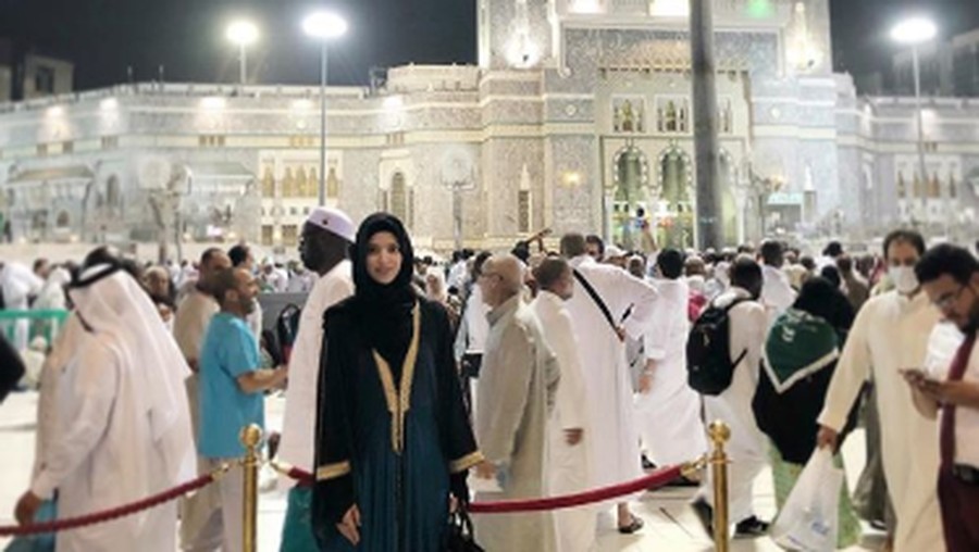 Jalani Ibadah Haji, Nia Ramadhani Pilih Bercadar Nia Ramadhani memilih untuk menggunakan cadar saat menjalani ibadah haji beberapa waktu lalu.