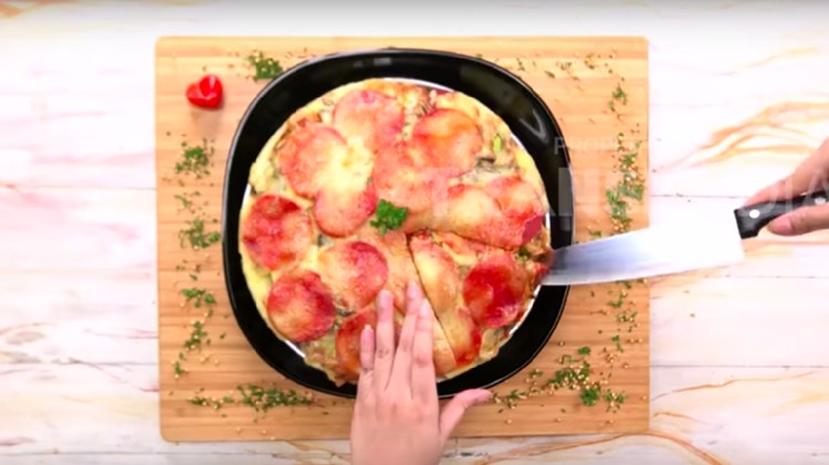 Resep Pizza Ramen, Perpaduan Masakan Italia dan Jepang Cara membuat pizza ternyata sama sekali tidak sulit. Bunda cukup siapkan bahan-bahan berikut dan Voila!
