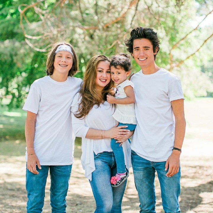 <p>Jovanka bersama Danny, Nate dan Shasha. Kompak banget ya ibu dan anak ini. (Foto/Instagram/jovankamardova)</p>