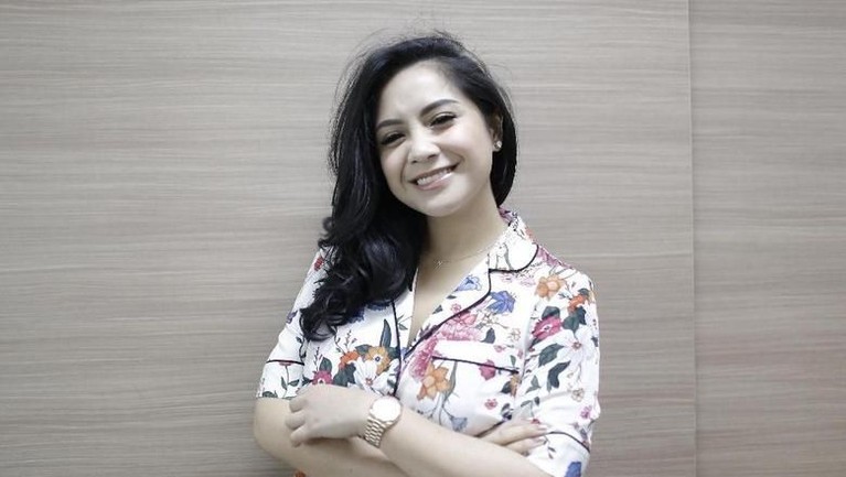 Nagita Slavina Punya Jepit Rambut Seperti Kim Kardashian Nagita Slavina mempunyai jepit rambut yang mirip seperti milik Kim Kardashian yang harganya bikin kantong jebol.