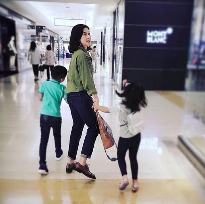 <p>Kompakan pakai celana jins bareng anak saat hangout ke mal? Siapa takut. (Foto: Instagram @therealdisastr)</p>
