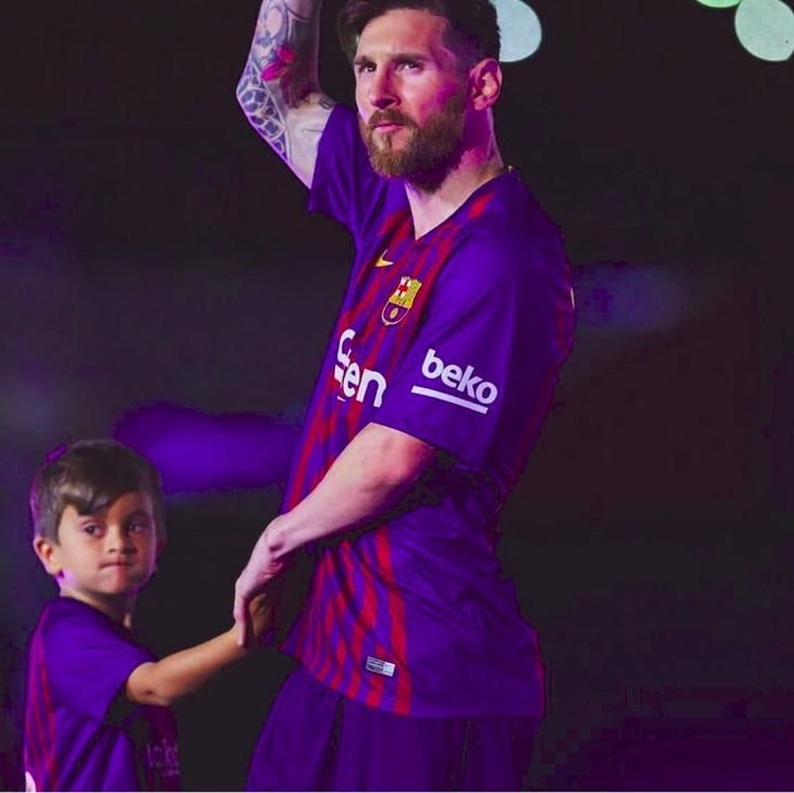 <p>Lionel Messi menggandeng seorang anak. Lihat apa sih, Nak? (Foto: Instagram @fcbarcelona)<br /><br /></p>