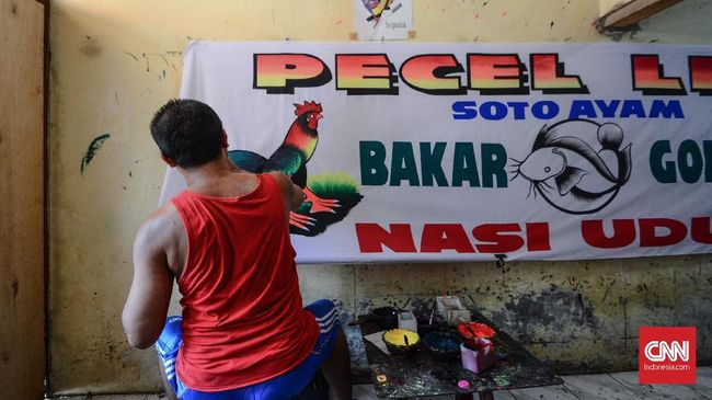 Spanduk pecel Lamongan yang banyak menyebar di tengah masyarakat mulai muncul pada tiga dekade lalu, dan menyebar hingga ke seluruh Indonesia.