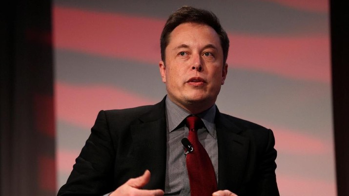 FILE PHOTO: Tesla Motors CEO Elon Musk talks at the Automotive World News Congress at the Renaissance Center in Detroit, Michigan, U.S., January 13, 2015. REUTERS/Rebecca Cook/File Photo