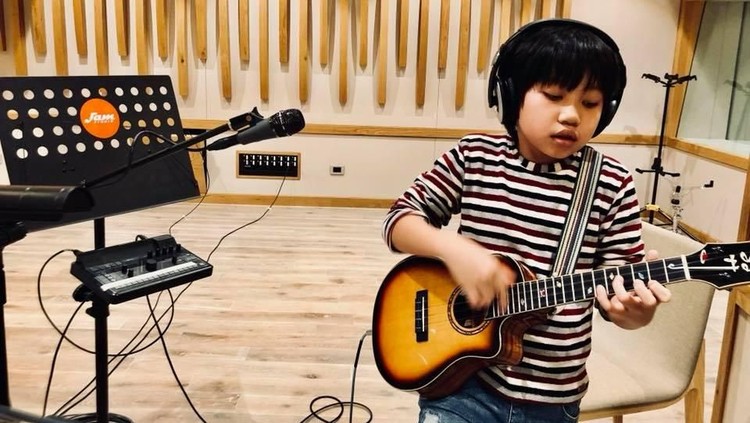 Usia boleh masih sangat muda, tapi bakat bocah 11 tahun ini luar biasa. Feng E yang berasal dari Taiwan ini jago banget main ukulele, Bun.