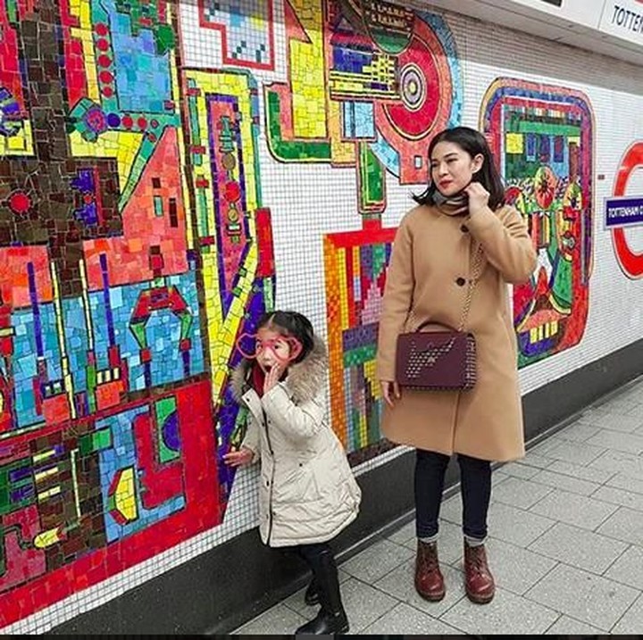<p>Ishana dan Dian makin kece pakai jaket berwarna lembut kayak gini. (Foto: Instagram @therealdisastr)  </p>