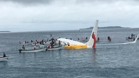 Pesawat Air Niugini Tergelincir ke Laut Saat Hendak Mendarat