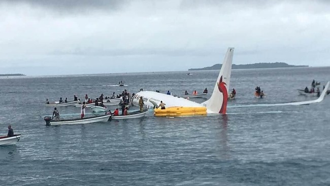 Pesawat Air Niugini tergelincir dan tercebur ke perairan dekat landasan bandar udara di Mikronesia.