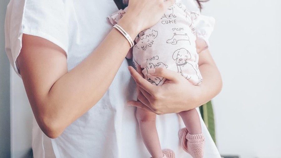 Dewi Dee Lestari Sambut Bahagia Kelahiran Anak Sharena Delon Dewi Dee Lestari sambut bahagia kelahiran anak kedua dari Sharena Delon dan Ryan Delon. Dewi ungkapkan rasa bahagia itu lewat unggahan di akun Instagramnya.