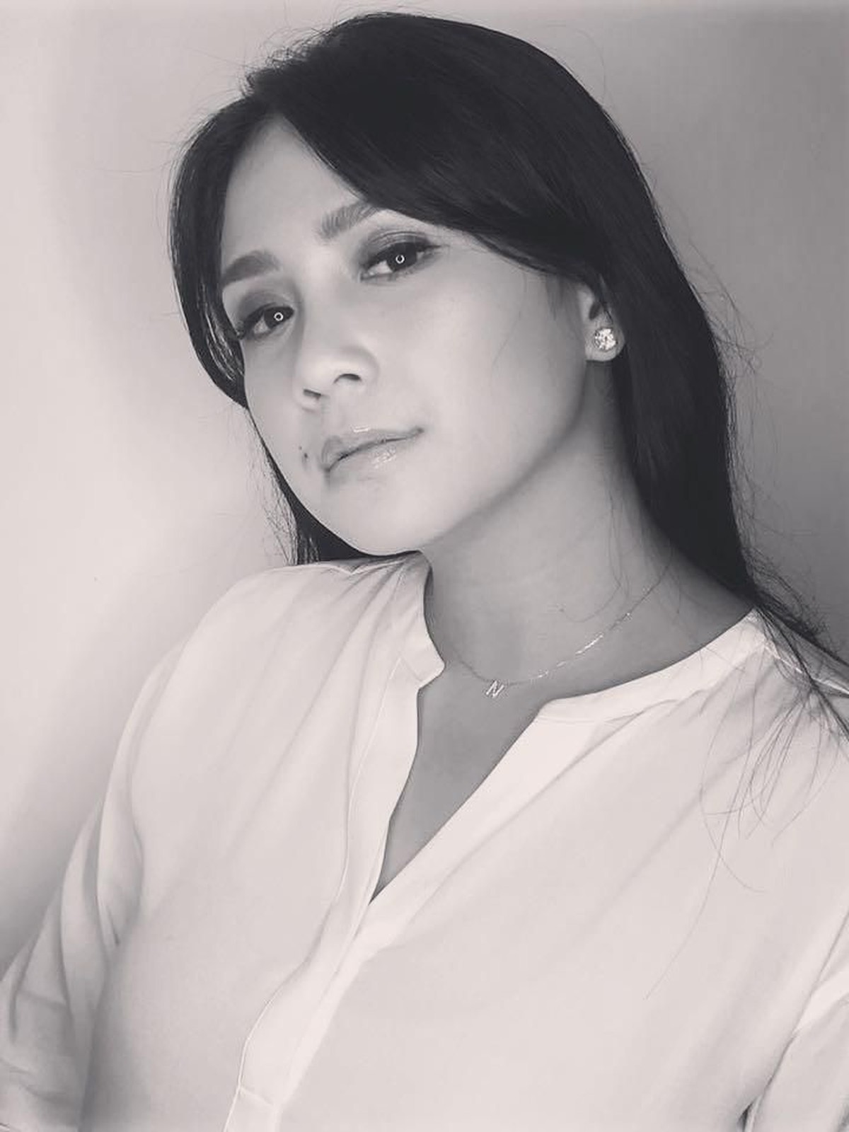 Nagita Slavina mempunyai jepit rambut yang mirip seperti milik Kim Kardashian yang harganya bikin kantong jebol&period;