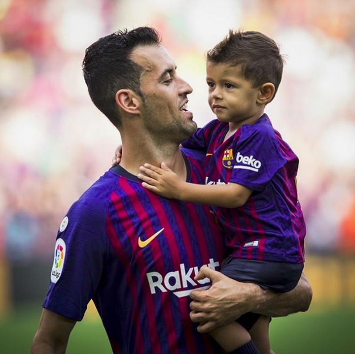 <p>Pemain Barcelona ini lagi ngomong apa sama anaknya ya, Bun? (Foto: Instagram @fcbarcelona)<br /><br /></p>