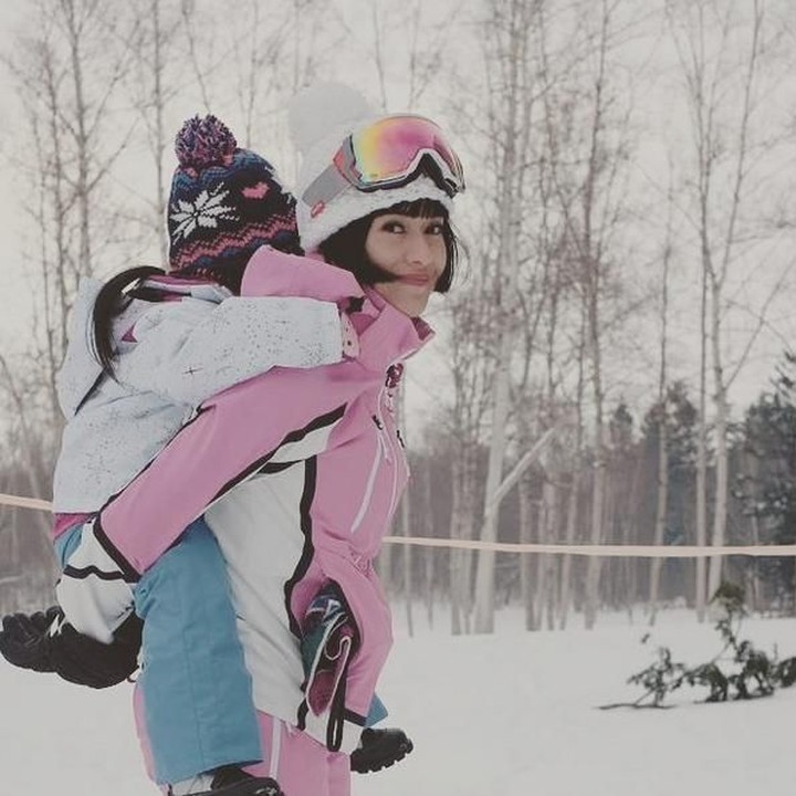 <p>Dian Sastrowardoyo menggendong anak perempuannya Ishana Ariandra Nariratana Sutowo. Keduanya kompak mengenakan pakaian dingin. (Foto: Instagram @therealdisastr)  </p>