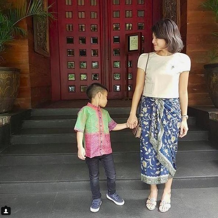 <p>Dian kompak memakai batik bareng anak laki-lakinya, Shailendra Naryama Sastraguna Sutowo. Kece kan, Bun? (Foto: Instagram @therealdisastr)  </p>
