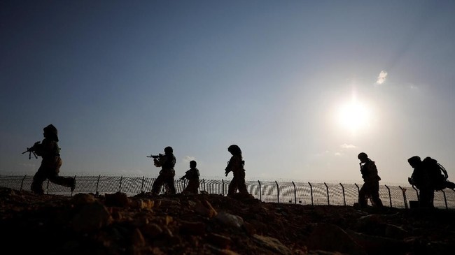 Tentara Israel menembak mati seorang warga Palestina yang diduga mencoba menerobos pagar perbatasan di Tepi Barat, pada Kamis (20/12).