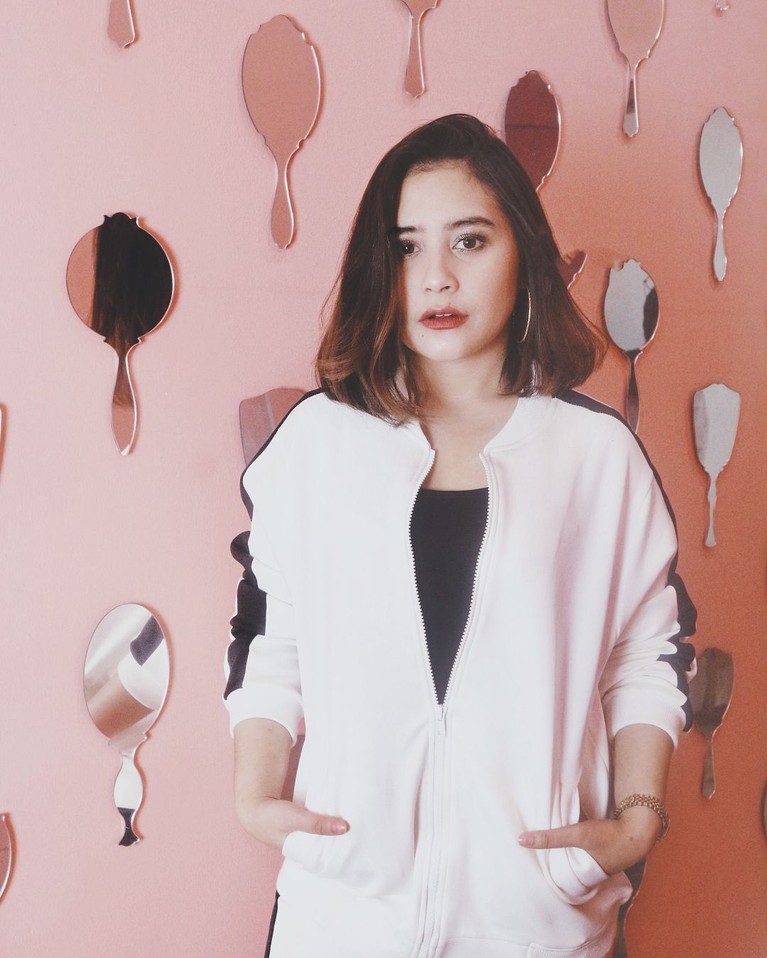 Bisnis online tengah merajai perbelanjaan zaman sekarang. Keuntungan yang besar, membuat beberapa artis tak mau ketinggalan meramaikan dunia bisnis online.