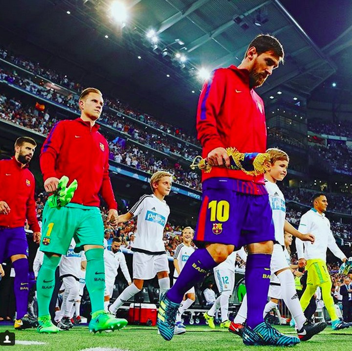 <p> Ramai-ramai pemain Barcelona dan anak-anak masuk ke lapangan hijau. (Foto: Instagram @fcbarcelona)<br /><br /></p>