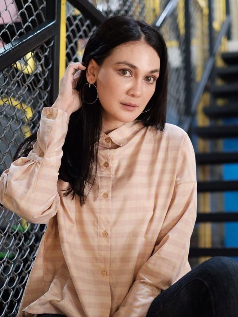 5 Clothing Line Kekinian Milik Artis Bisnis online tengah merajai perbelanjaan zaman sekarang. Keuntungan yang besar, membuat beberapa artis tak mau ketinggalan meramaikan dunia bisnis online.