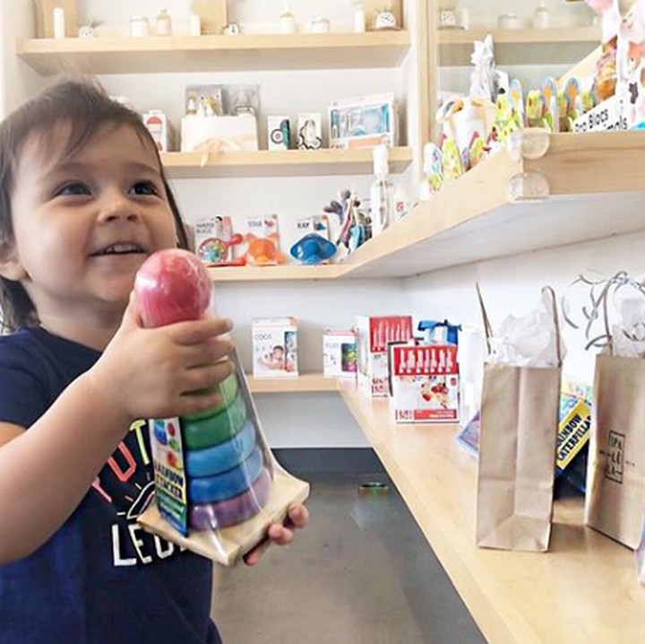 <p>Nggak cuma terdapat ruang bermain, day spa ini juga memiliki toko mainan edukasi. (Foto: Instagram @spalelalosangeles)</p>