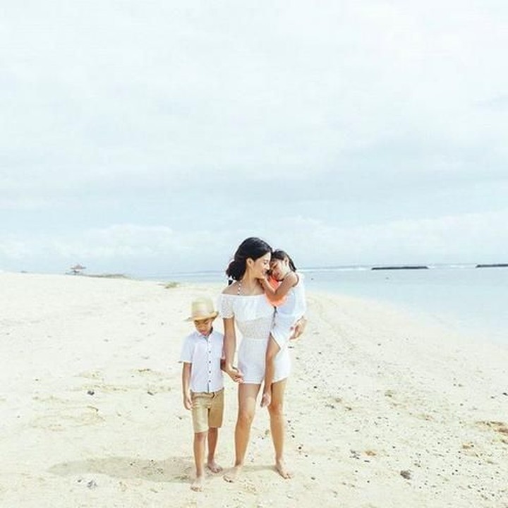 <p>Ke pantai pun ibu dan anak ini pakai busana yang senada. (Foto: Instagram @therealdisastr)</p>