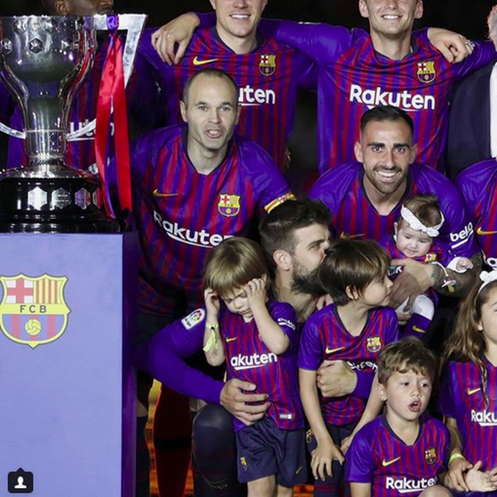 <p>Satu, dua, tiga, cheese. Pemain Barcelona berfoto bareng anak-anak mereka. (Foto: Instagram @fcbarcelona)<br /><br /></p>