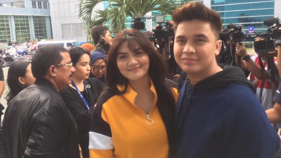 Deretan artis ini memberi kode kandasnya hubungan keduanya dengan menghapus seluruh potret kebersamaan di laman Instagram.