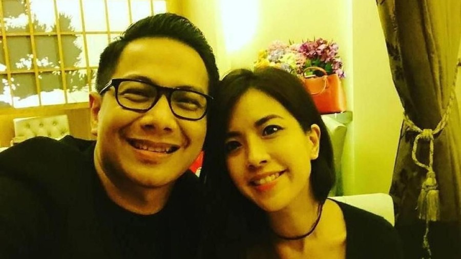 Delon & Yeslin Wang Resmi Bercerai Penyanyi Delon Thamrin dan Yeslin Wang telah resmi bercerai seiring dikabulkannya gugatan cerai oleh Pengadilan Negeri Jakarta Pusat.