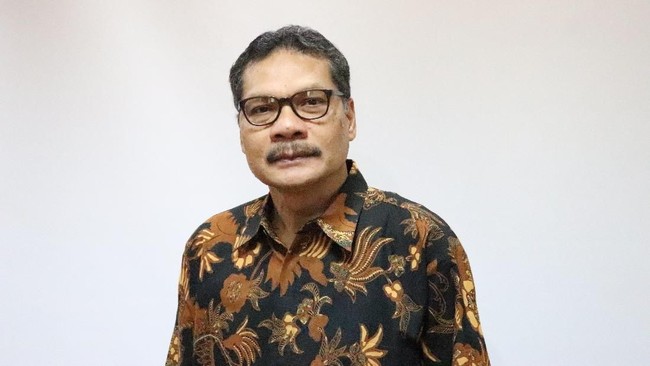 Bagi Iskandar Simorangkir, mengobati stress karena pekerjaan setumpuk bisa dilakukan dengan menonton pertandingan bola.
