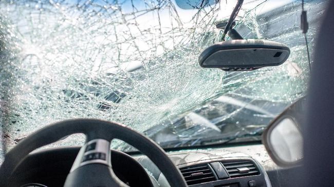 Vokalis Pas Band Yuki Arifin Martawijadja menjadi korban kecelakaan lalu lintas hingga pata tulang kaki setelah minibus yang ia tumpangi dihantam truk.