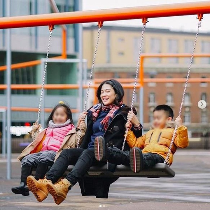 <p>Asyiknya main ayunan bareng dua buah hati tercinta. (Foto: Instagram @therealdisastr)  </p>
