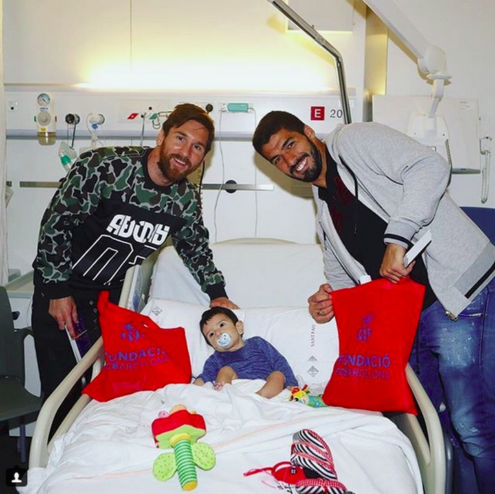 <p>Lionel Messi dan Luis Suarez menjenguk seorang anak yang sakit. Semoga kamu makin semangat untuk sembuh ya, Nak, setelah dijenguk pemain Barcelona yang ganteng-ganteng ini. (Foto: Instagram @fcbarcelona)<br /><br /></p>