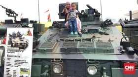 Antusiasme Anak-anak Melihat Pameran Alutsista TNI